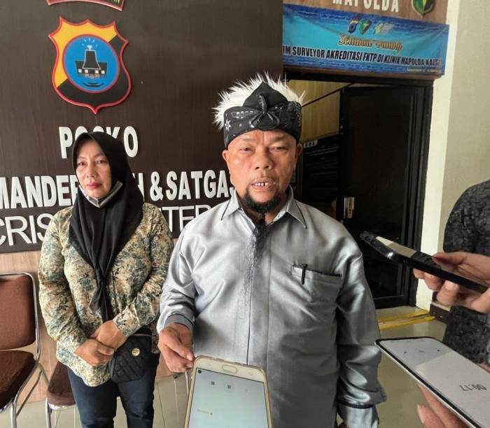 Nur Aisyah disampingi kuasa hukumnya ketika di Mapolda Kalsel, Senin (3/6/2024) (SuarIndonesia/ZI)