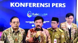 Menteri Koordinator Bidang Politik, Hukum, dan Keamanan (Menko Polhukam) RI Hadi Tjahjanto (kedua kiri) dan Ketua Komisi Informasi (KI) Pusat RI Donny Yoesgiantoro (kiri) memberikan keterangan setelah pembukaan Rakornas ke-15 KI se-Indonesia di Hotel Galaxy Banjarmasin, Kalimantan Selatan, Selasa (11/6/2024). [ANTARA/Tumpal Andani A]