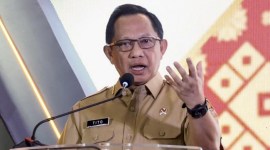 Menteri Dalam Negeri Tito Karnavian memberi tenggat waktu hingga 17 Juli 2024 bagi para penjabat (Pj) kepala daerah untuk mengajukan pengunduran diri dari jabatannya jika ingin maju di Pilkada 2024. [Arsip Kemendagri]