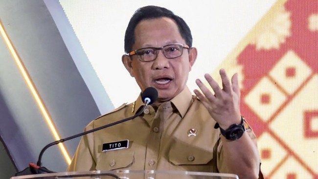 Menteri Dalam Negeri Tito Karnavian memberi tenggat waktu hingga 17 Juli 2024 bagi para penjabat (Pj) kepala daerah untuk mengajukan pengunduran diri dari jabatannya jika ingin maju di Pilkada 2024. [Arsip Kemendagri]
