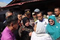 Menteri Sosial Tri Rismaharini (Risma) melepas pasung dua orang dengan status orang dengan gangguan jiwa (ODGJ) di Kabupaten Barito Kuala, Kalimantan Selatan, Rabu (12/6/2024). [Foto: Istimewa]
