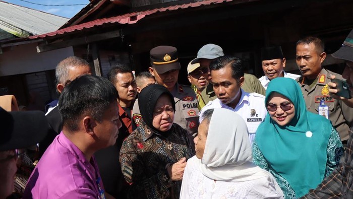 Menteri Sosial Tri Rismaharini (Risma) melepas pasung dua orang dengan status orang dengan gangguan jiwa (ODGJ) di Kabupaten Barito Kuala, Kalimantan Selatan, Rabu (12/6/2024). [Foto: Istimewa]