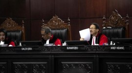 

Mahkamah Konstitusi mengabulkan gugatan Partai Demokrat soal dugaan penggelembungan suara PDIP di Pileg DPR RI dapil Banten II. [CNN Indonesia/Adi Ibrahim]