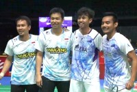 Foto bersama Mohammad Ahsan/Hendra Setiawan dan Pramudya Kusumawardana/Andika Ramadiansyah (mewakili Australia) usai laga perempat final Australia Open 2024, Jumat (14/6/2024). [Screenshot @BWF TV]