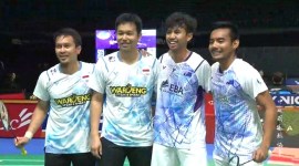 Foto bersama Mohammad Ahsan/Hendra Setiawan dan Pramudya Kusumawardana/Andika Ramadiansyah (mewakili Australia) usai laga perempat final Australia Open 2024, Jumat (14/6/2024). [Screenshot @BWF TV]