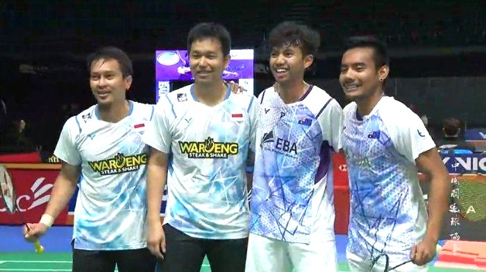 Foto bersama Mohammad Ahsan/Hendra Setiawan dan Pramudya Kusumawardana/Andika Ramadiansyah (mewakili Australia) usai laga perempat final Australia Open 2024, Jumat (14/6/2024). [Screenshot @BWF TV]