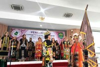 Ketua Lembaga Perempuan Dayak Nasional (LPDN) Nyelong Inga Semon (memegang bendera) saat mengukuhkan kepengurusan Lembaga Adat Dayak 

tingkat provinsi dan Kabupaten/kota se-Kaltim, di Samarinda, Senin (24/6/2024). [ANTARA/Ahmad Rifandi]