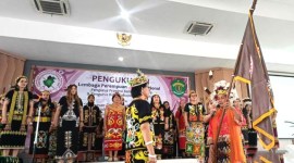 Ketua Lembaga Perempuan Dayak Nasional (LPDN) Nyelong Inga Semon (memegang bendera) saat mengukuhkan kepengurusan Lembaga Adat Dayak 

tingkat provinsi dan Kabupaten/kota se-Kaltim, di Samarinda, Senin (24/6/2024). [ANTARA/Ahmad Rifandi]