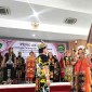 Ketua Lembaga Perempuan Dayak Nasional (LPDN) Nyelong Inga Semon (memegang bendera) saat mengukuhkan kepengurusan Lembaga Adat Dayak 

tingkat provinsi dan Kabupaten/kota se-Kaltim, di Samarinda, Senin (24/6/2024). [ANTARA/Ahmad Rifandi]