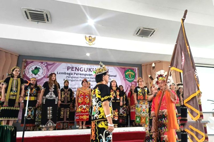 Ketua Lembaga Perempuan Dayak Nasional (LPDN) Nyelong Inga Semon (memegang bendera) saat mengukuhkan kepengurusan Lembaga Adat Dayak 

tingkat provinsi dan Kabupaten/kota se-Kaltim, di Samarinda, Senin (24/6/2024). [ANTARA/Ahmad Rifandi]
