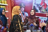 Pj Wali Kota Palangka Raya, Kalteng Hera Nugrahayu (dua kanan) mengunjungi stand UMKM Palangka Raya pada Indonesia City Expo (ICE) 2024 dalam rangkaian Rapat Kerja Nasional XVII Asosiasi Pemerintah Kota Seluruh Indonesia (APEKSI) di Dome BSCC, Balikpapan, Kaltim, Rabu (5/6/2024). [ANTARA/HO-Protokol Komunikasi Palangka Raya]
