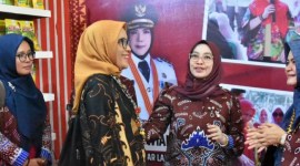 Pj Wali Kota Palangka Raya, Kalteng Hera Nugrahayu (dua kanan) mengunjungi stand UMKM Palangka Raya pada Indonesia City Expo (ICE) 2024 dalam rangkaian Rapat Kerja Nasional XVII Asosiasi Pemerintah Kota Seluruh Indonesia (APEKSI) di Dome BSCC, Balikpapan, Kaltim, Rabu (5/6/2024). [ANTARA/HO-Protokol Komunikasi Palangka Raya]