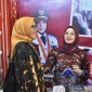Pj Wali Kota Palangka Raya, Kalteng Hera Nugrahayu (dua kanan) mengunjungi stand UMKM Palangka Raya pada Indonesia City Expo (ICE) 2024 dalam rangkaian Rapat Kerja Nasional XVII Asosiasi Pemerintah Kota Seluruh Indonesia (APEKSI) di Dome BSCC, Balikpapan, Kaltim, Rabu (5/6/2024). [ANTARA/HO-Protokol Komunikasi Palangka Raya]
