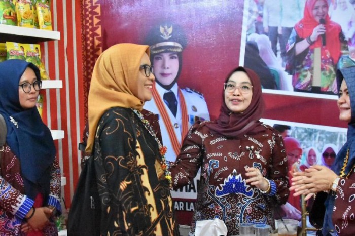 Pj Wali Kota Palangka Raya, Kalteng Hera Nugrahayu (dua kanan) mengunjungi stand UMKM Palangka Raya pada Indonesia City Expo (ICE) 2024 dalam rangkaian Rapat Kerja Nasional XVII Asosiasi Pemerintah Kota Seluruh Indonesia (APEKSI) di Dome BSCC, Balikpapan, Kaltim, Rabu (5/6/2024). [ANTARA/HO-Protokol Komunikasi Palangka Raya]