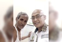 Jemaah haji asal Kabupaten Hulu Sungai Tengah (HST) Hambeli (kiri) yang terpisah dari rombongan travel mendapatkan perawatan dari Petugas Penyelenggaraan Ibadah Haji (PPIH) di Tanah Suci, Arab Saudi, Kamis (20/6/2024). [ANTARA/HO-PPIH]