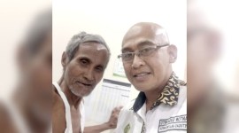 Jemaah haji asal Kabupaten Hulu Sungai Tengah (HST) Hambeli (kiri) yang terpisah dari rombongan travel mendapatkan perawatan dari Petugas Penyelenggaraan Ibadah Haji (PPIH) di Tanah Suci, Arab Saudi, Kamis (20/6/2024). [ANTARA/HO-PPIH]