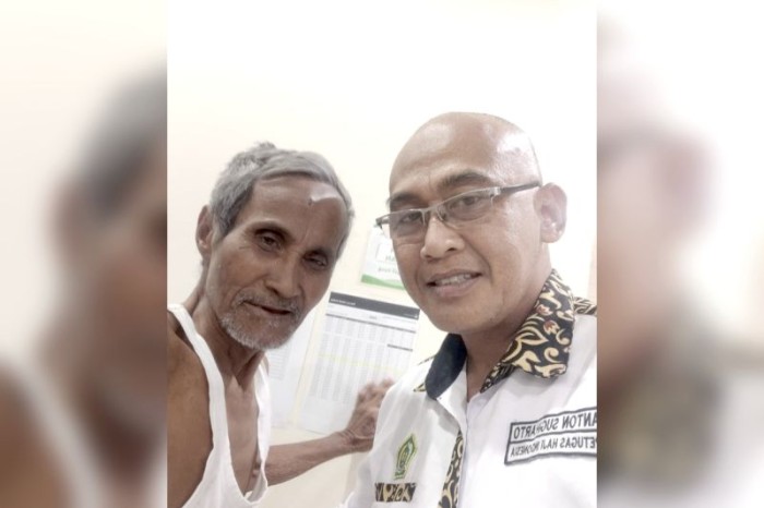 Jemaah haji asal Kabupaten Hulu Sungai Tengah (HST) Hambeli (kiri) yang terpisah dari rombongan travel mendapatkan perawatan dari Petugas Penyelenggaraan Ibadah Haji (PPIH) di Tanah Suci, Arab Saudi, Kamis (20/6/2024). [ANTARA/HO-PPIH]