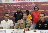 Polisi menangkap tersangka pengedar narkoba jenis tembakau sintetis berinisial SH (30) di Depok, Jawa Barat (Jabar). Tembakau sintetis senilai Rp 1 miliar turut disita. [detikcom/devi]