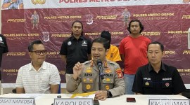 Polisi menangkap tersangka pengedar narkoba jenis tembakau sintetis berinisial SH (30) di Depok, Jawa Barat (Jabar). Tembakau sintetis senilai Rp 1 miliar turut disita. [detikcom/devi]