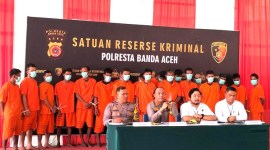 Polisi saat memaparkan kasus judi online (judol). [detikcom/Agus S]