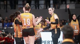 

Tim bola voli putri, Jakarta Popsivo Polwan, pada laga terakhir putaran reguler Proliga 2024 di GOR Terpadu, Ahmad Yani, Pontianak, Kalbar, Minggu (23/6/2024). [PBVSI]
