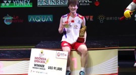 Chen Yu Fei naik podium tertinggi pada turnamen bulutangkis Kapal Api Indonesia Open 2024. Di final dia sukses mengalahkan wakil Korea Selatan, An Se Young. lewat pertarungan rubber game dengan skor 14-21, 21-14, 21-18. [PBSI]