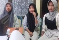 tiga remaja putri INI Barat, mengagalkan aksi polisi gadungan yang merampas tiga telepon genggam milik mereka. (SuarIndonesia//ANTARA/Ahmad Fikri)