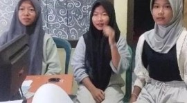 tiga remaja putri INI Barat, mengagalkan aksi polisi gadungan yang merampas tiga telepon genggam milik mereka. (SuarIndonesia//ANTARA/Ahmad Fikri)