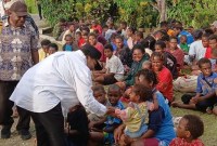 Pj Gubernur Papua Tengah Ribka Haluk saat kunjungi para pengungsi di Gereja Katolik Santo Stefanus Jayanti, Distrik Nabire Barat, Kabupaten Nabire. [Foto: Istimewa]