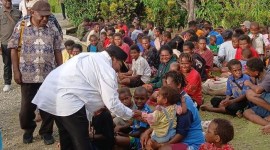 Pj Gubernur Papua Tengah Ribka Haluk saat kunjungi para pengungsi di Gereja Katolik Santo Stefanus Jayanti, Distrik Nabire Barat, Kabupaten Nabire. [Foto: Istimewa]
