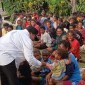 Pj Gubernur Papua Tengah Ribka Haluk saat kunjungi para pengungsi di Gereja Katolik Santo Stefanus Jayanti, Distrik Nabire Barat, Kabupaten Nabire. [Foto: Istimewa]