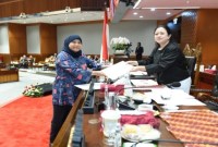 Ketua DPR RI Puan Maharani saat menerima laporan dari Wakil Ketua Komisi VIII DPR RI Diah Pitaloka terkait RUU Tentang Kesejahteraan Ibu dan Anak Pada Fase Seribu Hari Pertama Kehidupan menjadi Undang-Undang. [Jaka/vel/hetanews]