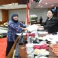 Ketua DPR RI Puan Maharani saat menerima laporan dari Wakil Ketua Komisi VIII DPR RI Diah Pitaloka terkait RUU Tentang Kesejahteraan Ibu dan Anak Pada Fase Seribu Hari Pertama Kehidupan menjadi Undang-Undang. [Jaka/vel/hetanews]