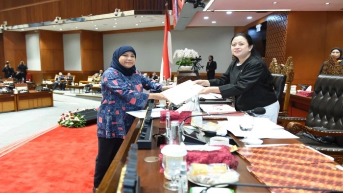 Ketua DPR RI Puan Maharani saat menerima laporan dari Wakil Ketua Komisi VIII DPR RI Diah Pitaloka terkait RUU Tentang Kesejahteraan Ibu dan Anak Pada Fase Seribu Hari Pertama Kehidupan menjadi Undang-Undang. [Jaka/vel/hetanews]