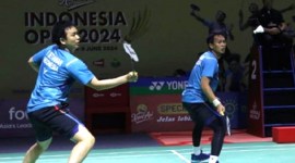 Ganda putra Indonesia, Mohammad Ahsan/Hendra Setiawan mengusir duo Thailand, Supak Jomkoh/Kittinupong Kedren, di babak 32 besar Indonesia Open 2024. [PBSI]
