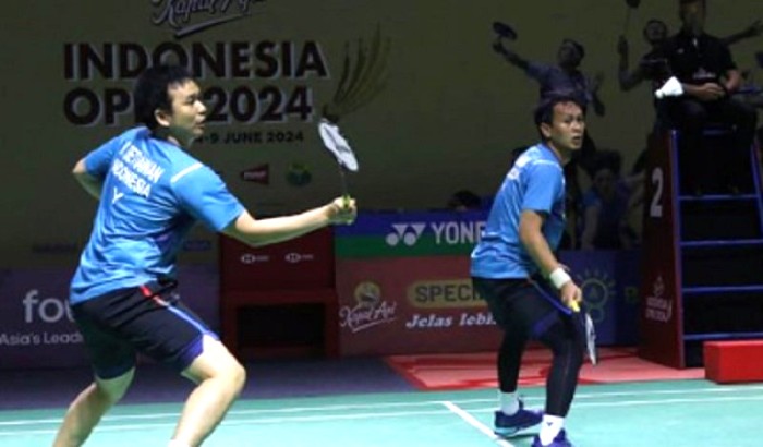 Ganda putra Indonesia, Mohammad Ahsan/Hendra Setiawan mengusir duo Thailand, Supak Jomkoh/Kittinupong Kedren, di babak 32 besar Indonesia Open 2024. [PBSI]
