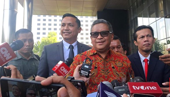 Sekretaris Jenderal PDI Perjuangan (PDIP) Hasto Kristiyanto mendatangi Gedung Merah Putih Komisi Pemberantasan Korupsi (KPK) pada Senin (10/6/2024). [CNNIndonesia/Poppy F]