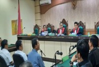 Empat terdajwa PT Dok dan Perkapalan Kodja Bahari Banjarmasin. waktu persidangan. (SuarIndonesia/Ist)