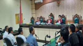 Empat terdajwa PT Dok dan Perkapalan Kodja Bahari Banjarmasin. waktu persidangan. (SuarIndonesia/Ist)