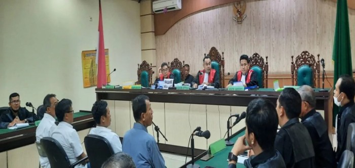 Empat terdajwa PT Dok dan Perkapalan Kodja Bahari Banjarmasin. waktu persidangan. (SuarIndonesia/Ist)