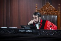 Hakim konstitusi Anwar Usman seharusnya diperiksa MKMK hari ini, namun dia masih terlibat dalam memproses PHPU Pileg sehingga pemeriksaan ditunda. [ANTARA FOTO/Rivan Awal L]