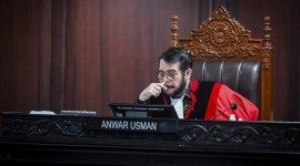 Hakim konstitusi Anwar Usman seharusnya diperiksa MKMK hari ini, namun dia masih terlibat dalam memproses PHPU Pileg sehingga pemeriksaan ditunda. [ANTARA FOTO/Rivan Awal L]