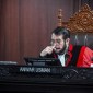 Hakim konstitusi Anwar Usman seharusnya diperiksa MKMK hari ini, namun dia masih terlibat dalam memproses PHPU Pileg sehingga pemeriksaan ditunda. [ANTARA FOTO/Rivan Awal L]
