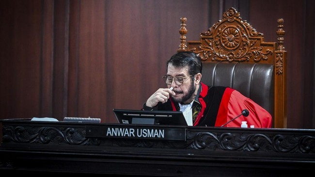 Hakim konstitusi Anwar Usman seharusnya diperiksa MKMK hari ini, namun dia masih terlibat dalam memproses PHPU Pileg sehingga pemeriksaan ditunda. [ANTARA FOTO/Rivan Awal L]