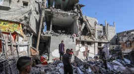 13 jenazah dikeluarkan dari bawah reruntuhan 2 rumah milik keluarga Al-Ra'ie dan al-Madhoun yang hancur di kamp pengungsi Nuseirat di Jalur Gaza tengah. [aa.com.tr]