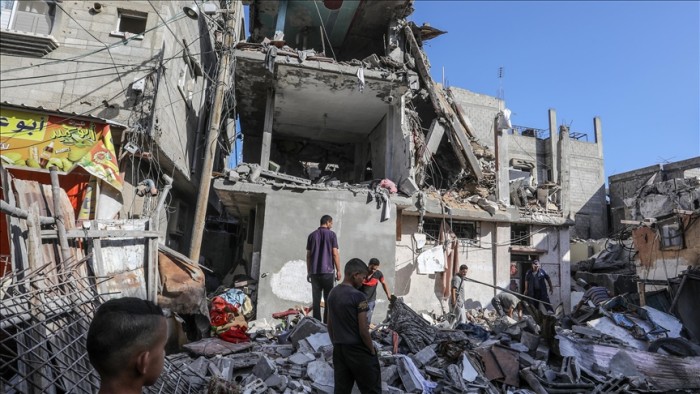 13 jenazah dikeluarkan dari bawah reruntuhan 2 rumah milik keluarga Al-Ra'ie dan al-Madhoun yang hancur di kamp pengungsi Nuseirat di Jalur Gaza tengah. [aa.com.tr]