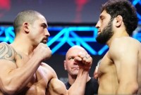 Petarung MMA Robert Whittaker (kiri) dan Ikram Aliskerov (kanan) saat sesi face up jelang bertarung di acara utama UFC di Arab Saudi, Sabtu (22/6/2024). SuangIndonesia/ANTARA/www.mmafighting.com/Chir Unger/Zuffa LLC/aa.