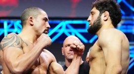 Petarung MMA Robert Whittaker (kiri) dan Ikram Aliskerov (kanan) saat sesi face up jelang bertarung di acara utama UFC di Arab Saudi, Sabtu (22/6/2024). SuangIndonesia/ANTARA/www.mmafighting.com/Chir Unger/Zuffa LLC/aa.