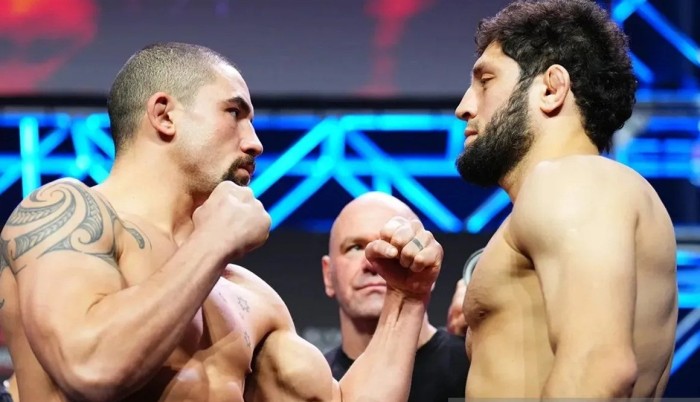Petarung MMA Robert Whittaker (kiri) dan Ikram Aliskerov (kanan) saat sesi face up jelang bertarung di acara utama UFC di Arab Saudi, Sabtu (22/6/2024). SuangIndonesia/ANTARA/www.mmafighting.com/Chir Unger/Zuffa LLC/aa.