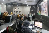 Pj Gubernur Kalbar Harisson saat mengikuti rapat virtual yang dipimpin oleh Menteri Dalam Negeri Tito Karnavian, bersama Kepala Perangkat Daerah terkait di Pontianak, Senin (24/6/2024). [ANTARA/Rendra Oxtora]
